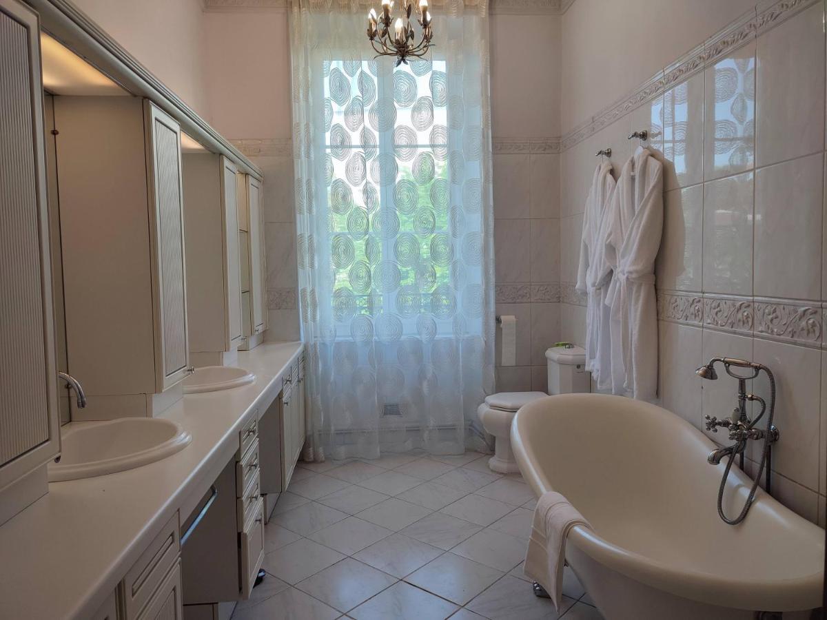 Les Jardins De La Fontaine Bed & Breakfast อาเลส ภายนอก รูปภาพ